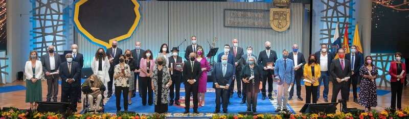Imagen de familia de los galardonados esta noche por el Cabildo de Gran Canaria/TA.